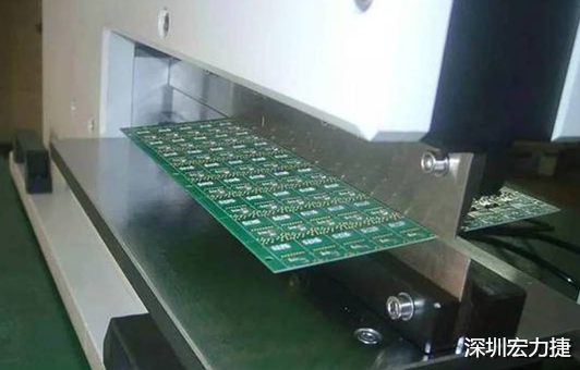 基本上V-Cut就是破壞板子結(jié)構(gòu)的元兇,因為V-Cut就是在原來一大張的板材上切出溝槽來,所以V-Cut的地方就容易發(fā)生變形。